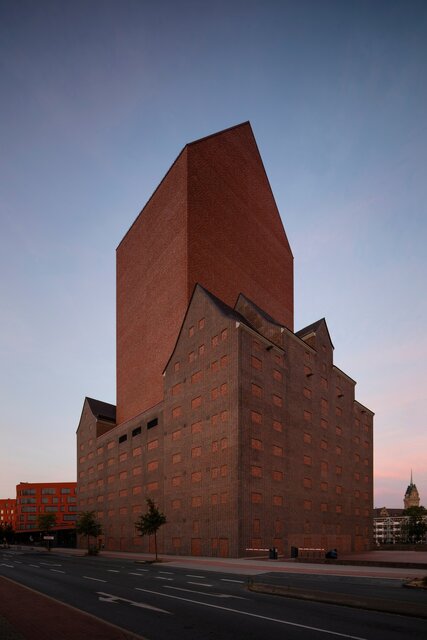 برج ۲۳ طبقه بدون پنجره؛ راز بزرگ ماجرا چیست؟ + تصاویر