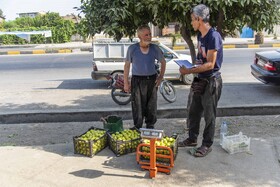 اکثر فروشندگان انجیر بصورت دست فروش در کنار خیابانهای شهر گلوگاه قرار دارند.