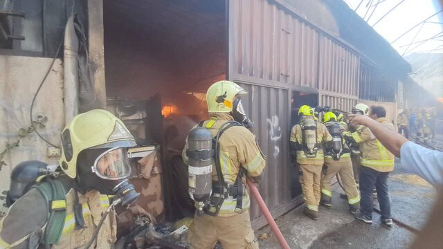 عکس تزیینی است مهار آتشسوزی گسترده در سوله بزرگ تولید محتوای فرهنگی در غرب تهران