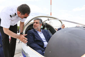استاندار مرکزی سوار بر هواپیمای آموزشی فرودگاه اراک