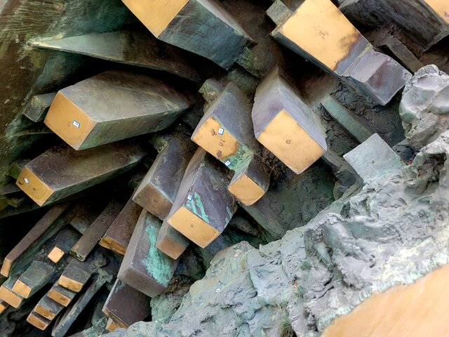 مرمت گوی برنزی ۳۰۰۰ کیلوگرمی در تهران آغاز شد