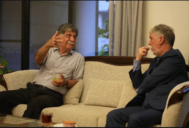 دیدار وزیر فرهنگ با محمدمهدی فرقانی و خانواده مرحوم توکلی همزمان با روز خبرنگار