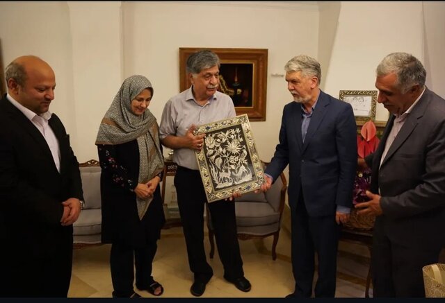 دیدار وزیر فرهنگ با محمدمهدی فرقانی و خانواده مرحوم توکلی همزمان با روز خبرنگار