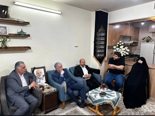 دیدار وزیر فرهنگ با محمدمهدی فرقانی و خانواده مرحوم توکلی همزمان با روز خبرنگار