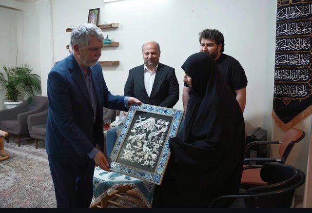 دیدار وزیر فرهنگ با محمدمهدی فرقانی و خانواده مرحوم توکلی همزمان با روز خبرنگار