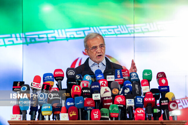 پزشکیان: دفاع از ایران فقط در میدان جنگ نیست، گاهی در یک تیتر درست و یک گزارش دقیق است
