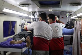 انتقال ۷ زائر مصدوم از نجف به مرز مهران توسط امدادگران هلال احمر 