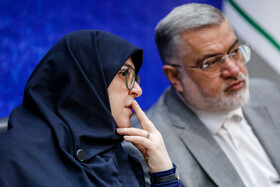 فاطمه مهاجرانی، سخنگوی دولت و محمدصادق معتمدیان، استاندار تهران در نشست خبری به مناسبت روز خبرنگار