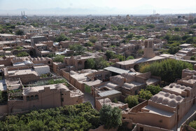 ساختار شهر ندوشن به دوران ایلخانی برمی‌گردد و به‌صورت قلعه‌ای است که در برج و باروی خشتی محصور بوده و با توجه به شواهد موجود نظیر منبر مسجد جامع ندوشن، در قرن پنجم و ششم هجری از رونق برخوردار بوده است.