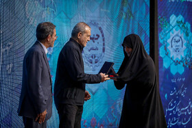 تقدیر از جهادگران نمونه توسط علی منتظری، رئیس جهاد دانشگاهی و مسعود پزشکیان رئیس جمهور در آیین بزرگداشت چهل و پنجمین سالگرد تأسیس جهاددانشگاهی