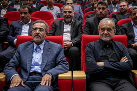 علی منتظری، رئیس جهاد دانشگاهی و مسعود پزشکیان رئیس جمهور در آیین بزرگداشت چهل و پنجمین سالگرد تأسیس جهاددانشگاهی