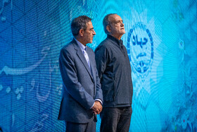 علی منتظری، رئیس جهاددانشگاهی و مسعود پزشکیان، رئیس جمهور در آیین بزرگداشت چهل و پنجمین سالگرد تأسیس جهاددانشگاهی
