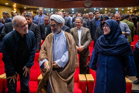 از راست فاطمه مهاجرانی، سخنگوی دولت، عبدالحسین خسروپناه، دبیرشورای عالی انقلاب فرهنگی و مسعود پزشکیان، رئیس جمهور در آیین بزرگداشت چهل و پنجمین سالگرد تأسیس جهاددانشگاهی