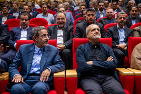 علی منتظری، رئیس جهاددانشگاهی و مسعود پزشکیان، رئیس جمهور در آیین بزرگداشت چهل و پنجمین سالگرد تأسیس جهاددانشگاهی