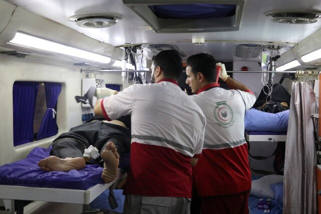 انتقال ۷ زائر مصدوم از نجف به مرز مهران توسط امدادگران هلال احمر 