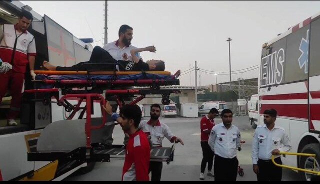 انتقال ۷ زائر مصدوم از نجف به مرز مهران توسط امدادگران هلال احمر 