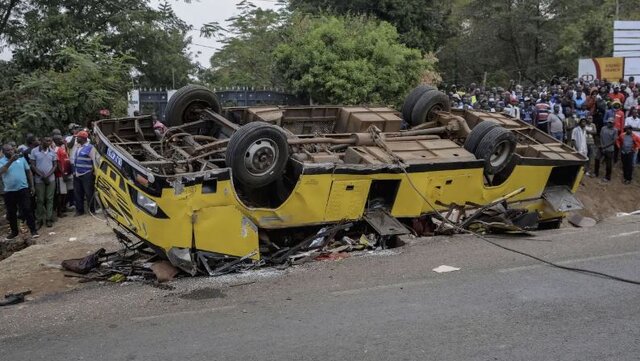 عکس: آسوشیتدپرس واژگونی اتوبوس در کنیا ۲۵ کشته برجای گذاشت