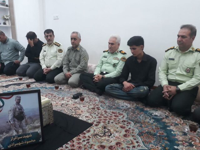دیدار فرمانده یگان سازمان حفاظت محیط زیست با خانواده محیط بان شهید شهمرادی