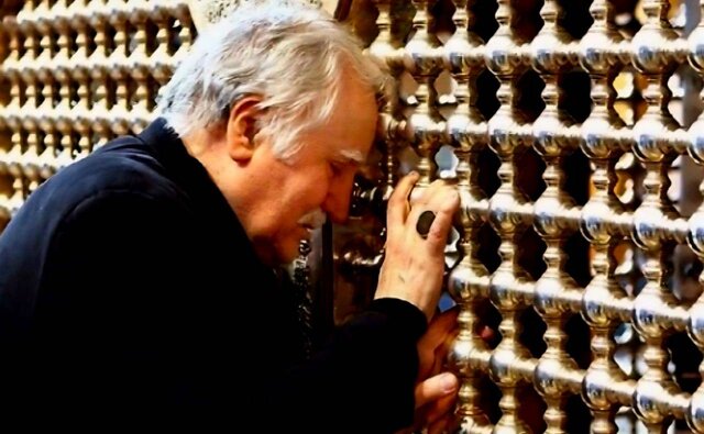ویدئویی از حرف‌های فرشچیان درباره طراحی ضریح حرم امام حسین (ع)