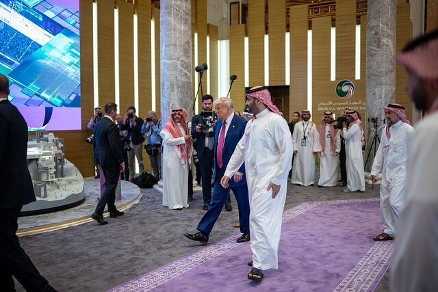 والت: محور مقاومت سرسختانه در حال مبارزه است