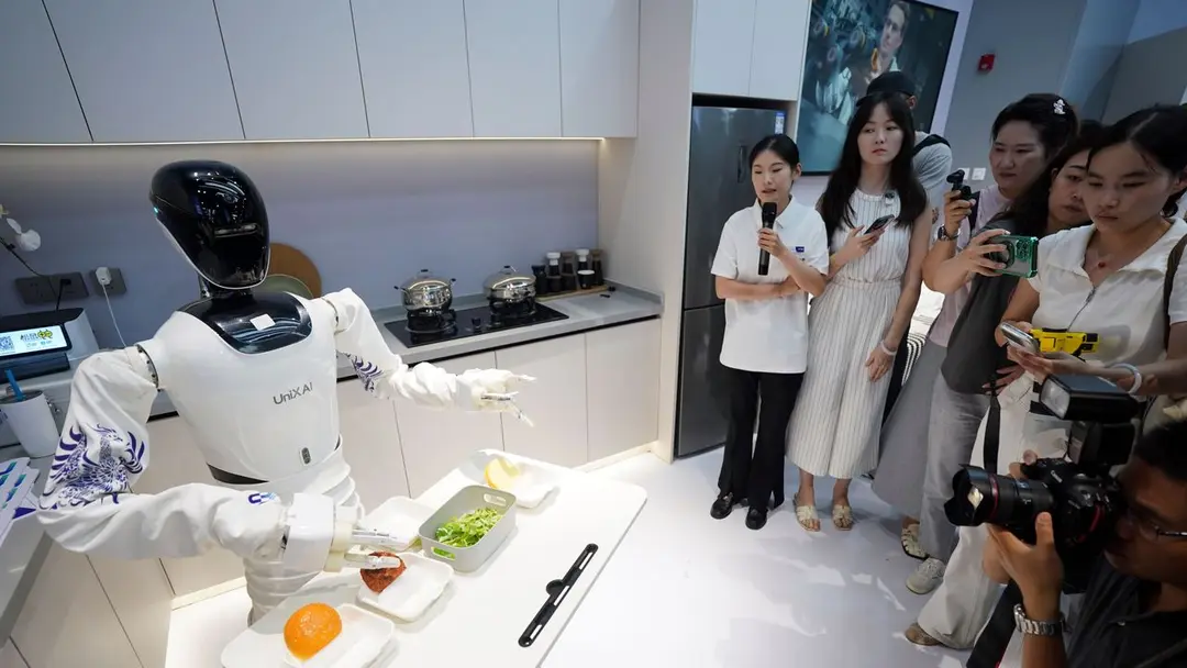 اولین مرکز خرید رباتهای انساننمای جهان در چین