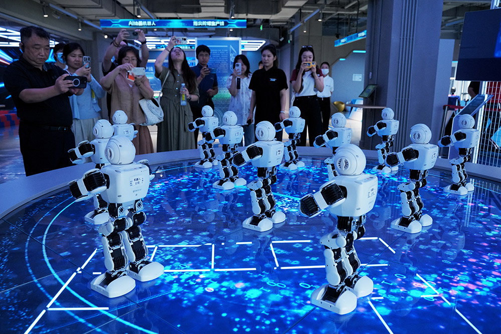 اولین مرکز خرید رباتهای انساننمای جهان در چین