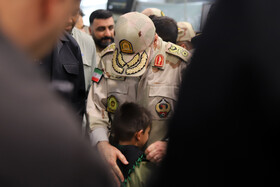 حضور سردار احمدرضا رادان فرمانده انتظامی کشور در بین زائرین اربعین حسینی در مرز خسروی