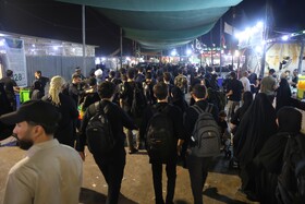 پذیرایی موکب‌های عراقی از زائران اربعین در مرز شلمچه