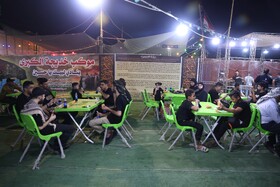 پذیرایی موکب‌های عراقی از زائران اربعین در مرز شلمچه