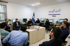 حضور کارکنان روابط عمومی شرکت فولادمبارکه در خبرگزاری ایسنا اصفهان به مناسبت روز خبرنگار 
