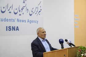کسانی که واقعاً خود را انقلابی می‌دانند نباید در کار دولت اختلالی ایجاد کنند