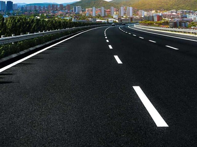 آغاز اجرای خط‌کشی گرم در محورهای پرتردد فارس/ ارتقاء ایمنی جاده‌ها با فناوری نوین