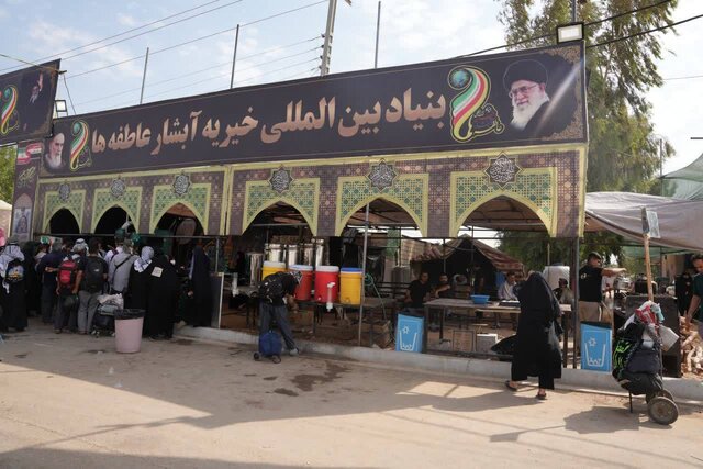 توزیع روزانه هزاران پرس غذا در میان زائران اربعین حسینی
