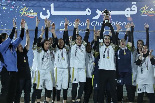 تیم آذرخش، قهرمان نخستین لیگ برتر فوتبال ساحلی زنان استان کرمان شد