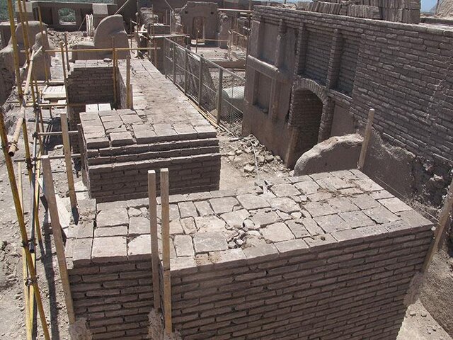 دست‌درازی به ارگ بم! + عکس