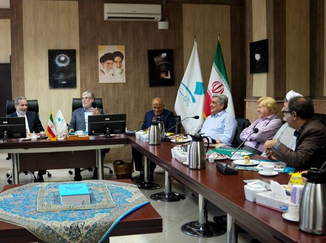 جلسه هیات امنای دانشگاه هنر ایران با حضور عراقچی