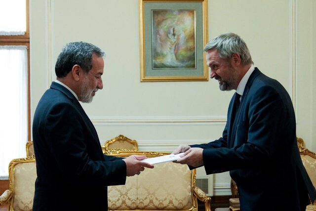 دیدار  سفیر سوئیس در تهران با عراقچی رایزنی سفیران جدید سوئیس و اندونزی در ایران با عراقچی