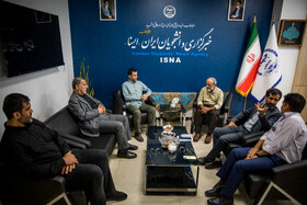محمدعلی نادعلی زاده مدیرعامل ایسنا و یوسف پزشکیان، در بازدید از خبرگزاری دانشجویان ایران (ایسنا)