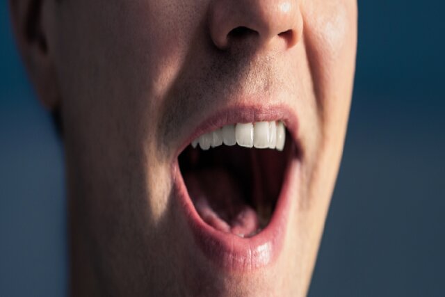 عکس تزیینی است. از اسپاسمهای ناگهانی تا فلجی حنجره؛ تاثیر استرس بر صدا