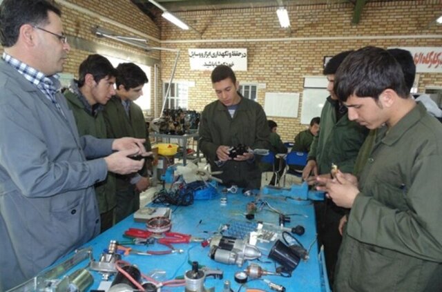 چرا استقبال از هنرستان‌ها در کشورهای صنعتی بیشتر است؟