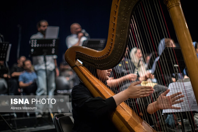 عکس تزیینی است کنسرت تعویقی ارکستر سمفونیک روی صحنه میرود