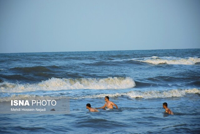 ۲۷ نفر از غرق شدن در آبهای ساحلی آستارا نجات یافتند