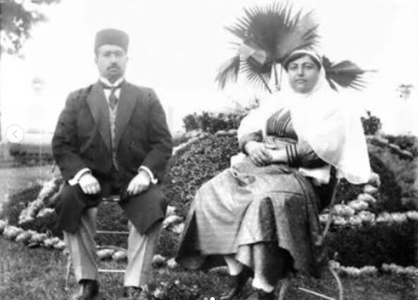 مادر احمدشاه در پاریس هم با چادر بیرون می‌رفت