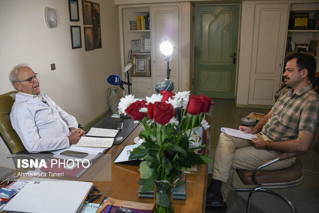 پزشکان خود را تافته جدا بافته از جامعه نمیدانند/ در ۸۱ سالگی هنوز خود را دانشجو میدانم