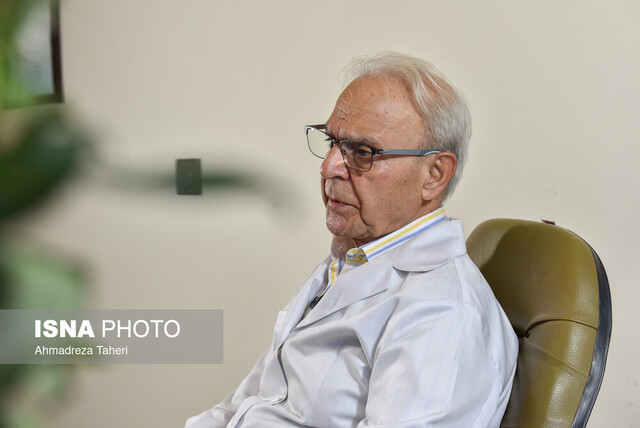 پزشکان خود را تافته جدا بافته از جامعه نمیدانند/ در ۸۱ سالگی هنوز خود را دانشجو میدانم