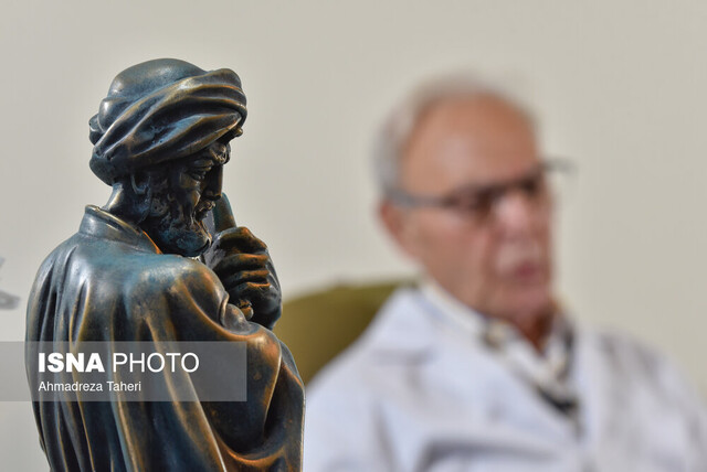 پزشکان خود را تافته جدا بافته از جامعه نمیدانند/ در ۸۱ سالگی هنوز خود را دانشجو میدانم