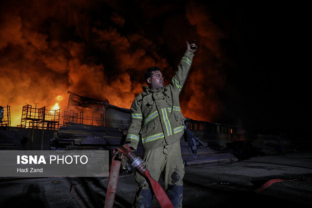 عکس آرشیوی است. آن ١٢ روز؛ روایت مردان ایستاده در آتش