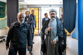 حجت‌الاسلام والمسلمین علی کمساری رئیس موسسه تنظیم و نشر آثار امام خمینی (ره) در بازدید از خبرگزاری ایسنا