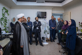 حجت‌الاسلام والمسلمین علی کمساری رئیس موسسه تنظیم و نشر آثار امام خمینی (ره) در بازدید از خبرگزاری ایسنا