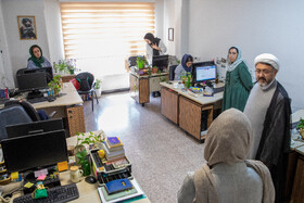 حجت‌الاسلام والمسلمین علی کمساری رئیس موسسه تنظیم و نشر آثار امام خمینی (ره) در بازدید از خبرگزاری ایسنا